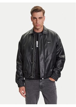 Karl Lagerfeld Jeans Kurtka z imitacji skóry A3M15035 Czarny Regular Fit ze sklepu MODIVO w kategorii Kurtki męskie - zdjęcie 184657352