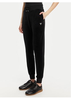 Guess Spodnie dresowe V3BB27 K0232 Czarny Regular Fit ze sklepu MODIVO w kategorii Spodnie damskie - zdjęcie 184657431