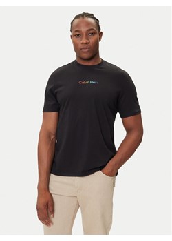 Calvin Klein Jeans T-Shirt Pride Graphic LV04RC815G Czarny Relaxed Fit ze sklepu MODIVO w kategorii T-shirty męskie - zdjęcie 184661070