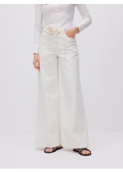 Reserved - Jeansy wide leg z ozdobną różą - złamana biel ze sklepu Reserved w kategorii Jeansy damskie - zdjęcie 184662333