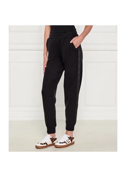 GUESS Spodnie jogger NEW VICTOIRE ze sklepu Gomez Fashion Store w kategorii Spodnie damskie - zdjęcie 184663293