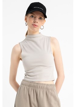 Beżowy crop top z dzianiny prążkowej, kolor - beżowy, rozmiar - 140 ze sklepu REPORTER w kategorii Bluzki dziewczęce - zdjęcie 184668731