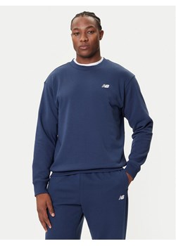 New Balance Bluza Small Logo MT41507 Granatowy Relaxed Fit ze sklepu MODIVO w kategorii Bluzy męskie - zdjęcie 184670331