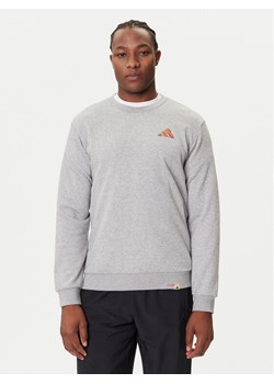 adidas Bluza Doodle Hunt Hike Graphic JM6503 Szary Regular Fit ze sklepu MODIVO w kategorii Bluzy męskie - zdjęcie 184670333