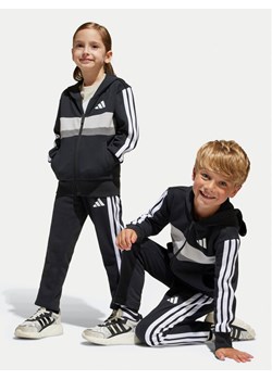 adidas Dres Seasonal Essentials Tiberio 3-Stripes JY0520 Czarny Regular Fit ze sklepu MODIVO w kategorii Dresy chłopięce - zdjęcie 184670352