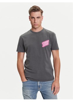 Tommy Jeans T-Shirt Novelty DM0DM21829 Szary Regular Fit ze sklepu MODIVO w kategorii T-shirty męskie - zdjęcie 184672763