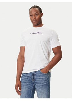 Calvin Klein Jeans T-Shirt Glitched Logo LV04RC858G Biały Regular Fit ze sklepu MODIVO w kategorii T-shirty męskie - zdjęcie 184672770