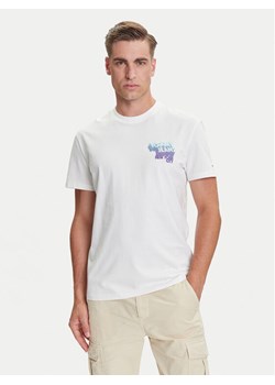 Tommy Jeans T-Shirt Stack Backprint DM0DM21589 Biały Regular Fit ze sklepu MODIVO w kategorii T-shirty męskie - zdjęcie 184672781