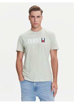 Tommy Jeans T-Shirt Dna Flag DM0DM21941 Zielony Regular Fit ze sklepu MODIVO w kategorii T-shirty męskie - zdjęcie 184672790