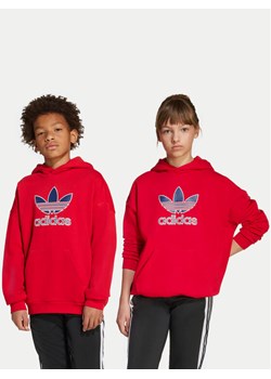 adidas Bluza Trefoil JV8652 Czerwony Loose Fit ze sklepu MODIVO w kategorii Bluzy chłopięce - zdjęcie 184672831