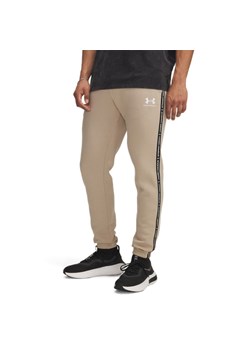 Męskie spodnie dresowe Under Armour UA Icon Fleece Jogger Taping - beżowe ze sklepu Sportstylestory.com w kategorii Spodnie męskie - zdjęcie 184680524