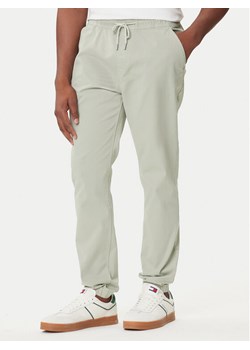 Tommy Jeans Joggery Austin DM0DM20283 Zielony Slim Fit ze sklepu MODIVO w kategorii Spodnie męskie - zdjęcie 184681862
