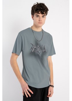 Jasnoniebieski t-shirt z autorską grafiką z przodu, rozmiar - 170, kolor - niebieski ze sklepu REPORTER w kategorii T-shirty chłopięce - zdjęcie 184687490