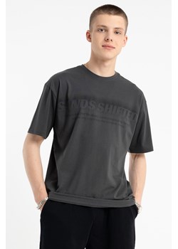 Grafitowy t-shirt z autorską grafiką z przodu, rozmiar - 170, kolor - ciemny szary ze sklepu REPORTER w kategorii T-shirty chłopięce - zdjęcie 184687501