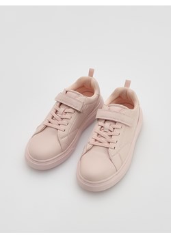 Reserved - Sneakersy z imitacji skóry - pastelowy róż ze sklepu Reserved w kategorii Trampki dziecięce - zdjęcie 184696383