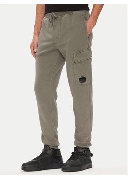 C.P. Company Spodnie dresowe 19CMSP720A006372R Zielony Regular Fit ze sklepu MODIVO w kategorii Spodnie męskie - zdjęcie 184697084