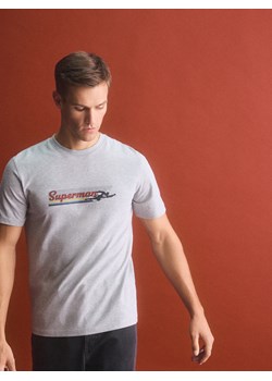 Reserved - T-shirt regular fit SUPERMAN™ - jasnoszary ze sklepu Reserved w kategorii T-shirty męskie - zdjęcie 184697424
