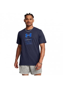 Męski t-shirt z nadrukiem Under Armour UA M Branded Gel Stack Ss - granatowy ze sklepu Sportstylestory.com w kategorii T-shirty męskie - zdjęcie 184697540