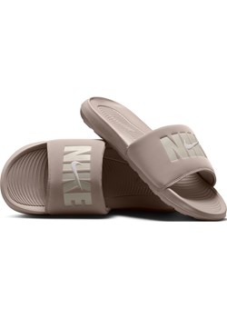 Klapki męskie Nike Victori One SE - Szary ze sklepu Nike poland w kategorii Klapki męskie - zdjęcie 184704260
