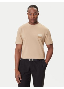 HUGO T-Shirt Dusplito 50542816 Beżowy Relaxed Fit ze sklepu MODIVO w kategorii T-shirty męskie - zdjęcie 184706763