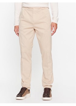 Guess Spodnie materiałowe Noah M3BB27 WFPMA Beżowy Slim Fit ze sklepu MODIVO w kategorii Spodnie męskie - zdjęcie 184714491