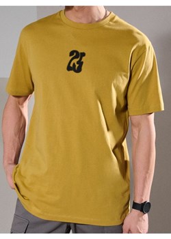 Sinsay - Koszulka z ozdobnym nadrukiem - żółty ze sklepu Sinsay w kategorii T-shirty męskie - zdjęcie 184720512