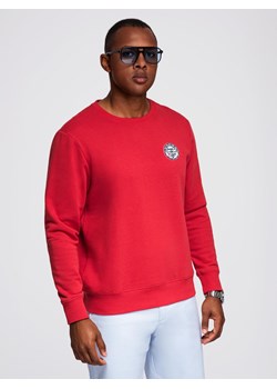 Nierozpinana męska bluza dresowa z naszywką w stylu college – czerwona V1 OM-SSNZ-0134 ze sklepu ombre w kategorii Bluzy męskie - zdjęcie 184721231