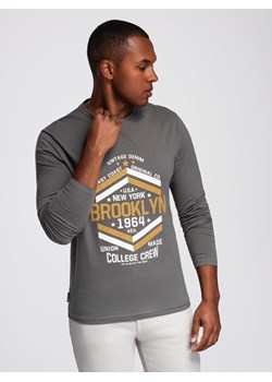 Longsleeve męski z nadrukiem w stylu collegowym - szary V1 OM-LSPT-0117 ze sklepu ombre w kategorii T-shirty męskie - zdjęcie 184721243