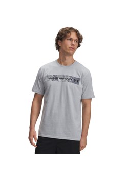 Męski t-shirt z nadrukiem Under Armour UA Camo Chest Stripe SS - szary ze sklepu Sportstylestory.com w kategorii T-shirty męskie - zdjęcie 184721911