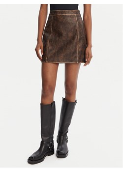Guess Spódnica z imitacji skóry W5YD46 WHDI0 Brązowy Regular Fit ze sklepu MODIVO w kategorii Spódnice - zdjęcie 184730321