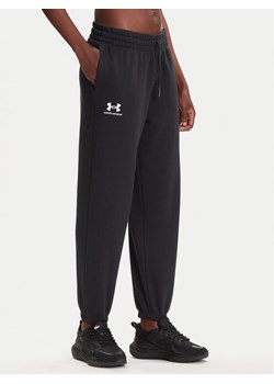 Under Armour Spodnie dresowe Essential Fleece Joggers 1373034 Czarny Regular Fit ze sklepu MODIVO w kategorii Spodnie damskie - zdjęcie 184734443