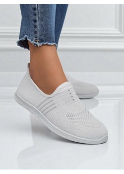 Damskie białe slip-ony Tkanina Callisto – lekkie buty na wiosnę i lato ze sklepu royalfashion.pl w kategorii Półbuty damskie - zdjęcie 184737731