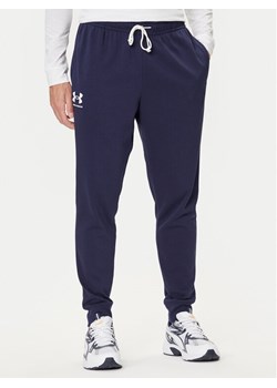 Under Armour Spodnie dresowe Ua Rival Terry Jogger 1380843-410 Granatowy Fitted Fit ze sklepu MODIVO w kategorii Spodnie męskie - zdjęcie 184738890