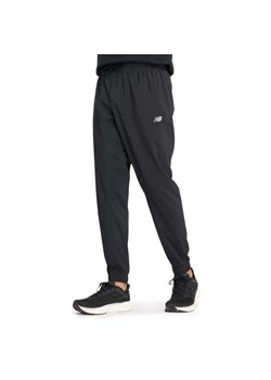 Spodnie męskie New Balance MP41011BK - czarne ze sklepu streetstyle24.pl w kategorii Spodnie męskie - zdjęcie 184758574