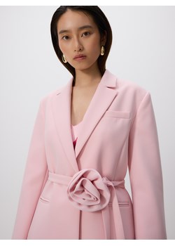 Reserved - Marynarka z ozdobną różą - pastelowy róż ze sklepu Reserved w kategorii Marynarki damskie - zdjęcie 184761174