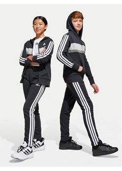 adidas Dres Seasonal Essentials Tiberio 3-Stripes JC7520 Czarny Regular Fit ze sklepu MODIVO w kategorii Dresy chłopięce - zdjęcie 184769892