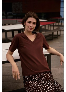 T-shirt z dekoltem w serek brązowy ze sklepu Moodo.pl w kategorii Bluzki damskie - zdjęcie 184776610