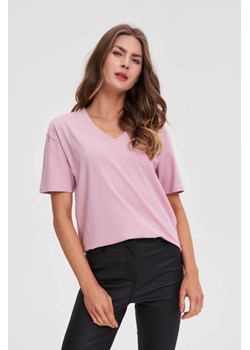 T-shirt z dekoltem w serek różowy ze sklepu Moodo.pl w kategorii Bluzki damskie - zdjęcie 184776614
