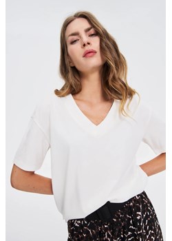 T-shirt z dekoltem w serek biały ze sklepu Moodo.pl w kategorii Bluzki damskie - zdjęcie 184776620