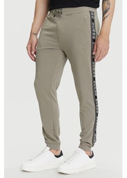GUESS Zielone męskie spodnie dresowe z lampasami New Arlo, Rozmiar S ze sklepu outfit.pl w kategorii Spodnie męskie - zdjęcie 184777183
