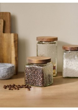 Sinsay - Słoik z drewnianą pokrywką - biały - id: 609FP-00X - marki Sinsay - 184778733 Sinsay - Słoik z drewnianą pokrywką - biały ze sklepu Sinsay w kategorii Pojemniki kuchenne - zdjęcie 184778733