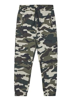 Guess Spodnie dresowe L5YQ15 KA6R4 Zielony Regular Fit ze sklepu MODIVO w kategorii Spodnie chłopięce - zdjęcie 184780190