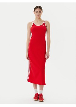 adidas Sukienka codzienna adicolor 3-Stripes JD4620 Czerwony Slim Fit ze sklepu MODIVO w kategorii Sukienki - zdjęcie 184787780