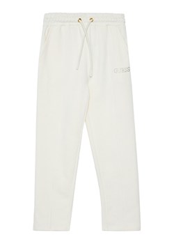 Guess Spodnie dresowe J5YQ17 KAV34 Écru Regular Fit ze sklepu MODIVO w kategorii Spodnie chłopięce - zdjęcie 184790303