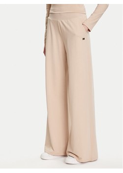 EA7 Emporio Armani Spodnie dresowe 7W000462 AF13135 U1046 Beżowy Relaxed Fit - id: 0000305208071 - marki Emporio Armani - 184790341 EA7 Emporio Armani Spodnie dresowe 7W000462 AF13135 U1046 Beżowy Relaxed Fit ze sklepu MODIVO w kategorii Spodnie damskie - zdjęcie 184790341