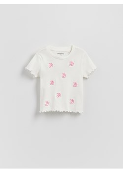 Reserved - Prążkowany t-shirt z haftem - złamana biel ze sklepu Reserved w kategorii Bluzki dziewczęce - zdjęcie 184791601