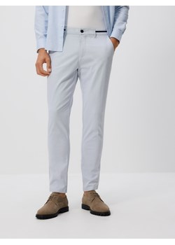 Reserved - Spodnie chino slim fit - jasnoniebieski ze sklepu Reserved w kategorii Spodnie męskie - zdjęcie 184791673