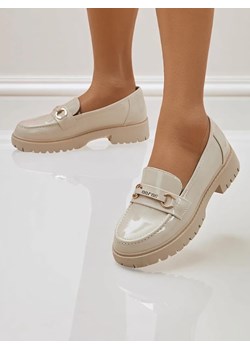 Beżowe loafersy damskie Adoria z ekologicznej skóry patentowej na wiosnę ze sklepu royalfashion.pl w kategorii Mokasyny damskie - zdjęcie 184794931