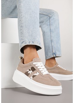 Ciemnobeżowe Sneakersy Kultowe Tenisówki na Platformie z Koturnem i Paskami Ozdobionymi Wzorem w Łaty Elisara ze sklepu born2be.pl w kategorii Buty sportowe damskie - zdjęcie 184795580