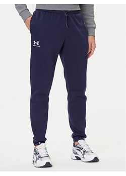 Under Armour Spodnie dresowe UA Essential Fleece Jogger 1373882 Granatowy Regular Fit ze sklepu MODIVO w kategorii Spodnie męskie - zdjęcie 184797774